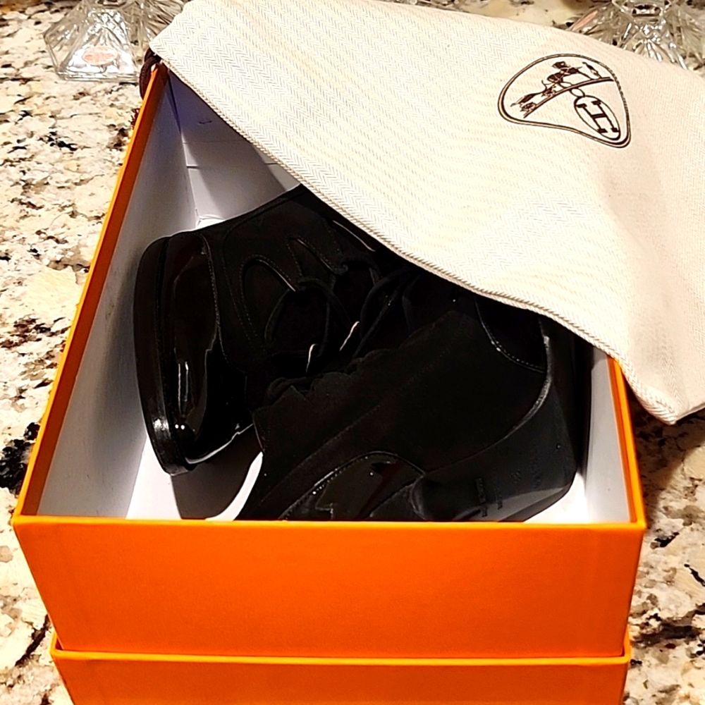 Excellent near New Hermès patent and suede leather booties